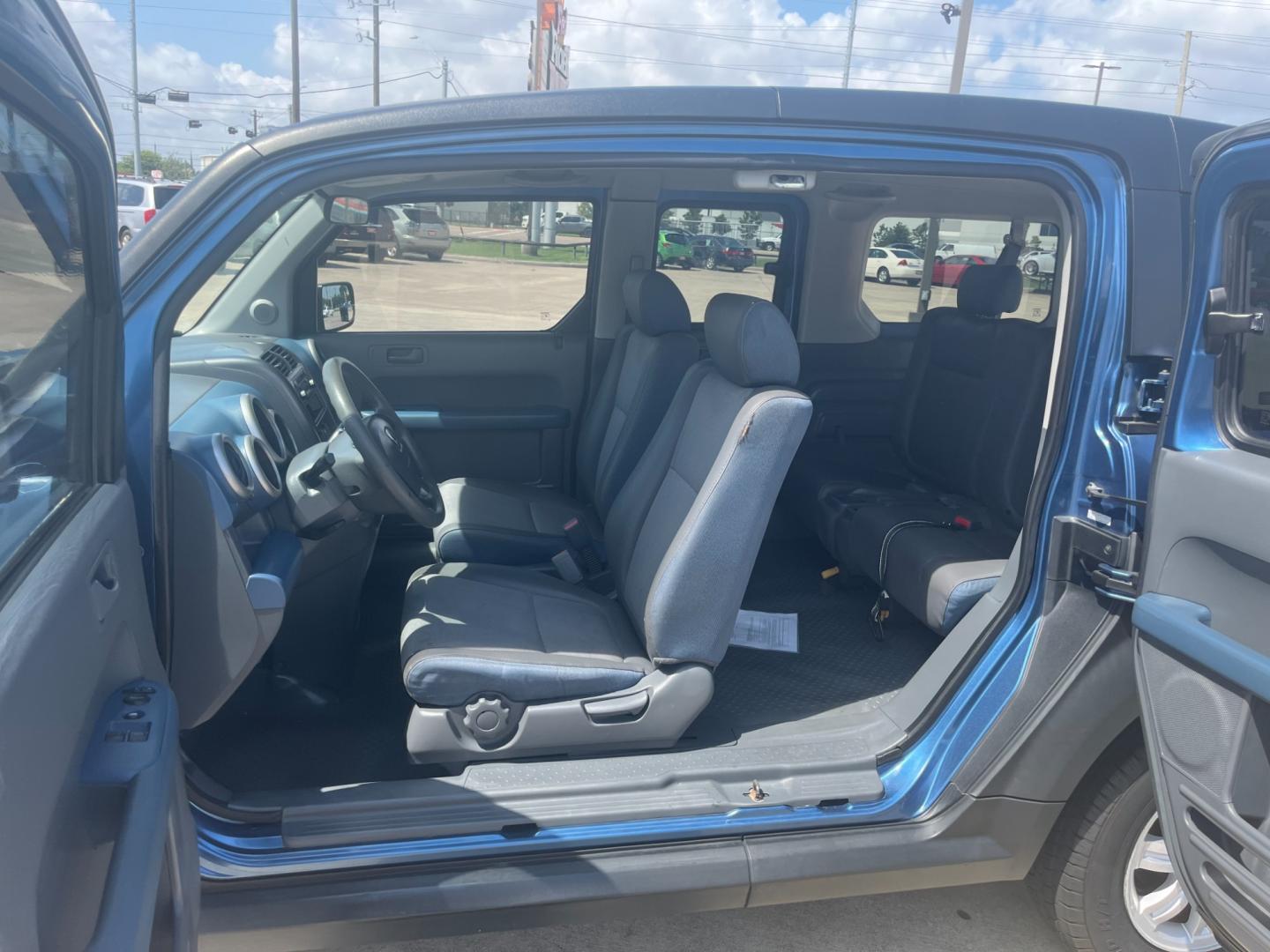 2006 blue /gray Honda Element LX 2WD AT (5J6YH18336L) with an 2.4L L4 DOHC 16V engine, 4-Speed Automatic Overdrive transmission, located at 14700 Tomball Parkway 249, Houston, TX, 77086, (281) 444-2200, 29.928619, -95.504074 - Photo#9